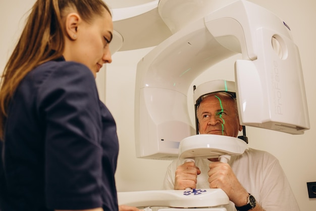 Paciente en un escáner de resonancia magnética del hospital Mujer se acuesta en un dispositivo de imagen de resonancia magnética Mujer paciente está haciendo una exploración tomográfica en la clínica