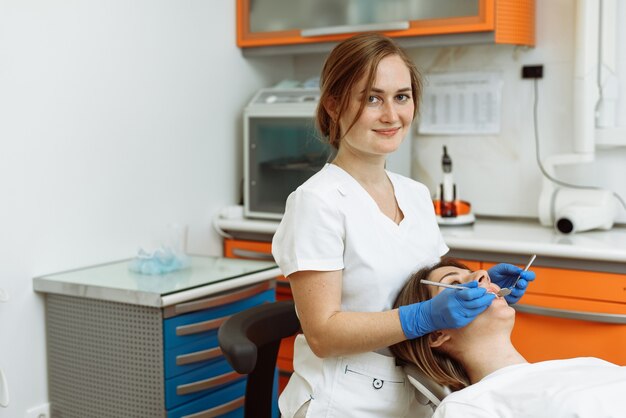 El paciente está sentado en un sillón dental. Tratamiento dental