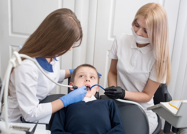 Paciente examen dentistas mujeres