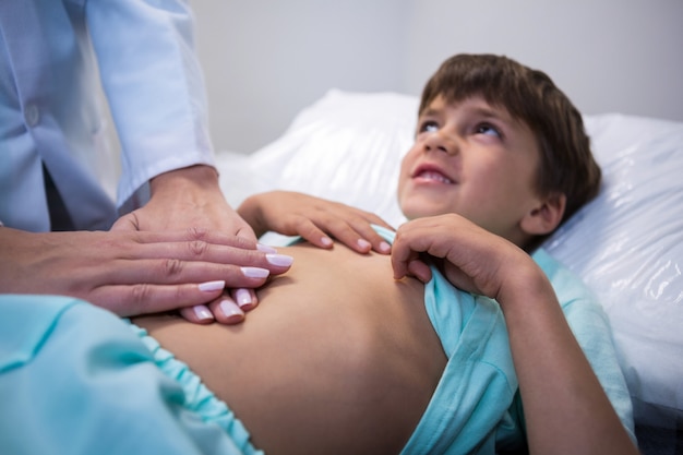 Foto paciente examinando médica