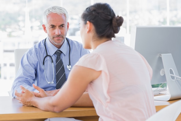 Paciente explicando seu doloroso médico