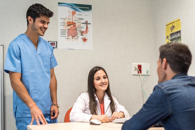 Paciente falando com médicos em um hospital