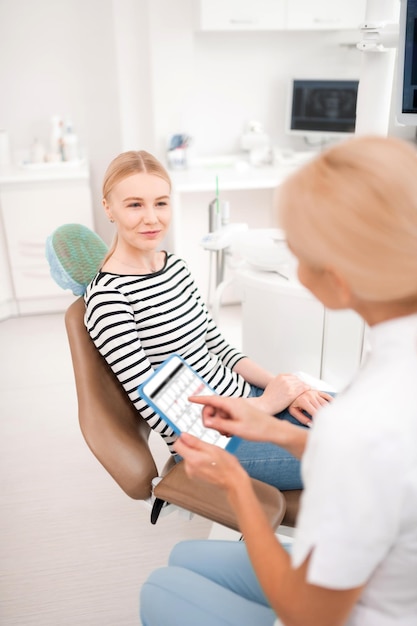 Paciente falando sobre a próxima consulta com seu dentista