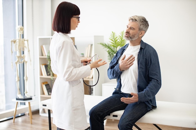 Paciente falando sobre dor no peito com médico especialista