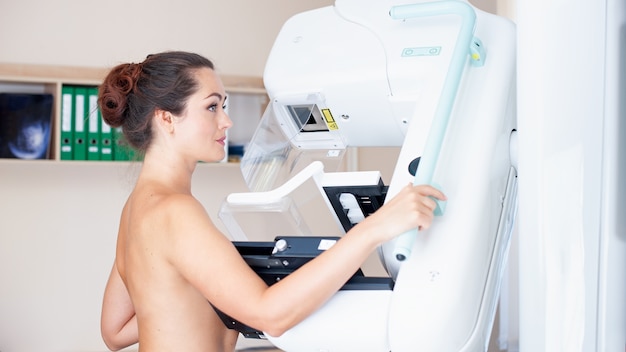 Paciente fazendo mamografia profilática contra câncer