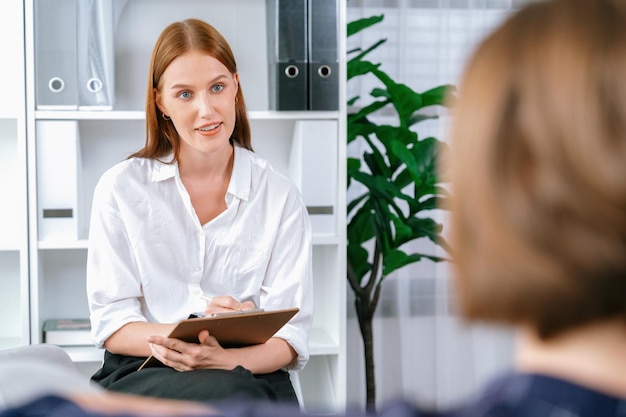 Paciente feliz e psicólogo têm uma conversa mental máxima na clínica