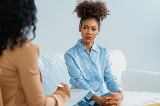 Foto paciente feliz y psicólogo tienen una conversación sobre salud mental en la clínica con emociones positivas mientras explican el trabajo y la vida cruciales y exitosos al psicólogo en la oficina central