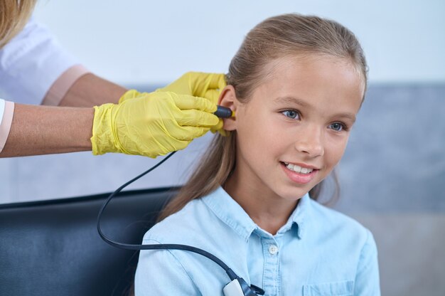 Paciente femenina complacida sometida a una prueba de audiometría