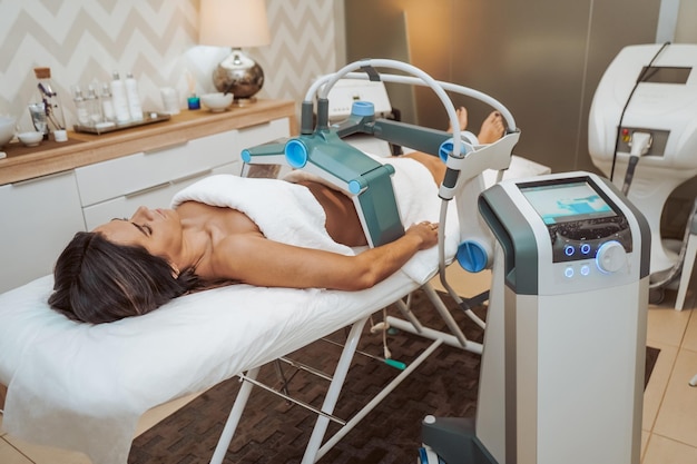 Foto paciente femenina que recibe un tratamiento de belleza en el hospital