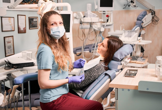 Paciente femenina que recibe tratamiento dental en clínica dental