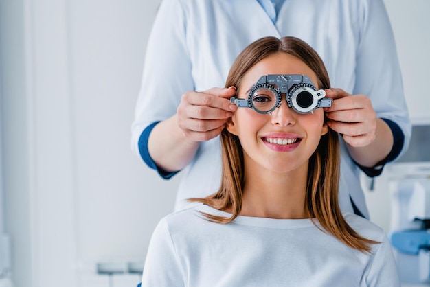 Paciente femenina revisando la visión en la clínica oftalmológica