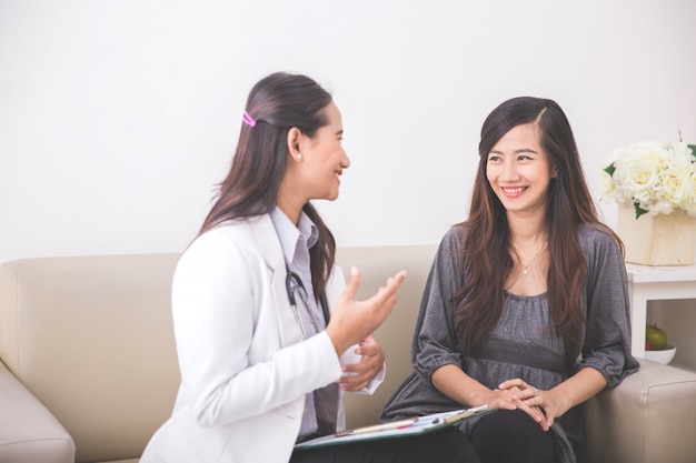 Paciente femenino asiático consultar con una doctora