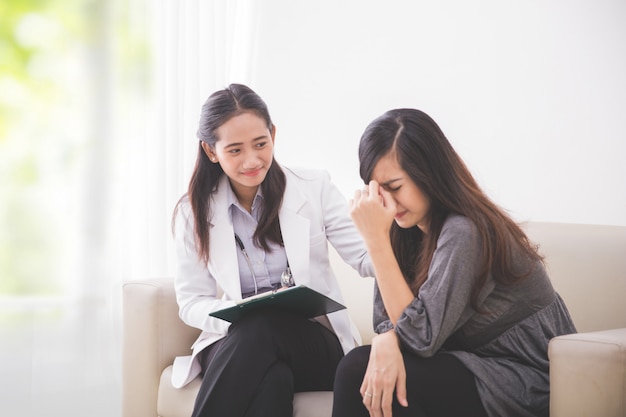 Paciente femenino asiático consultar con una doctora