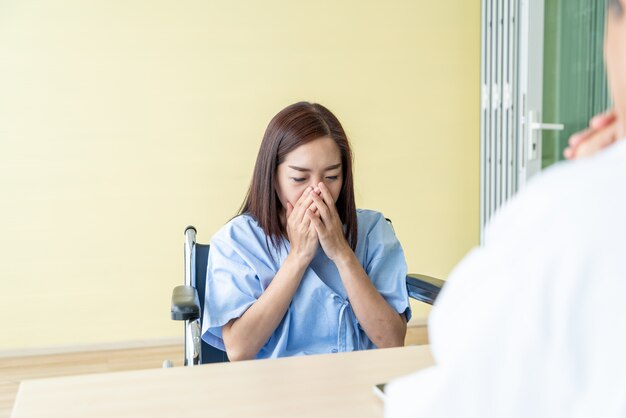 Paciente femenino asiático y doctor son consulta