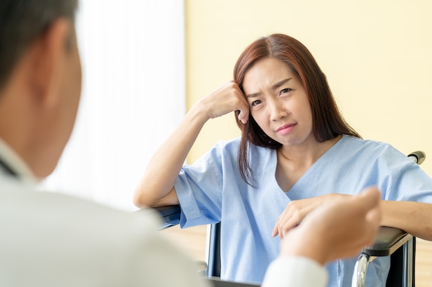 Paciente femenino asiático y médico están en una cita