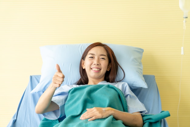 Paciente femenino en cama de hospital