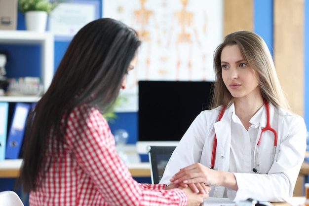 Paciente femenino en cita médica enfermedad incurable