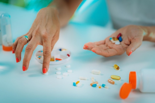 Paciente femenino contando píldoras Medicina falta de adherencia