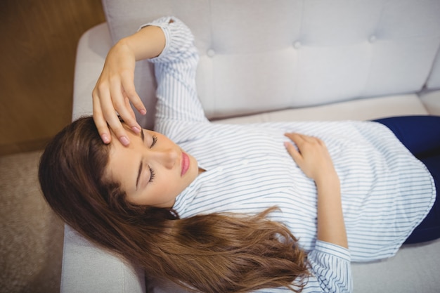 Paciente femenino descansando en el sofá