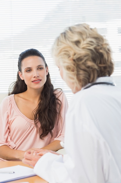 Foto paciente femenino escuchando al médico con concentración