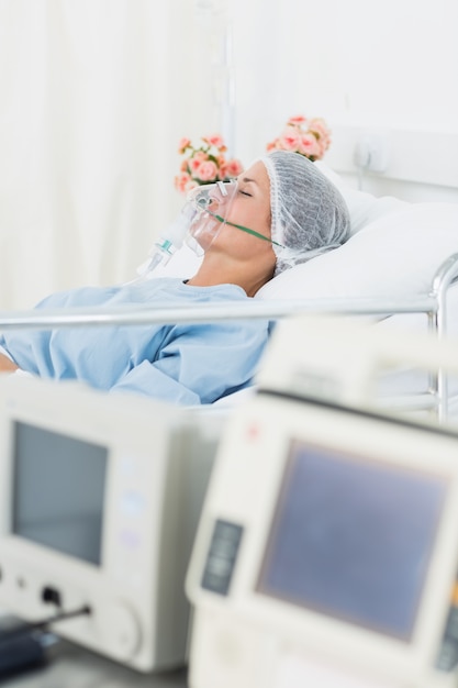 Foto paciente femenino que recibe ventilación artificial