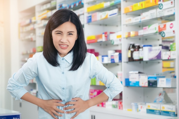 Paciente femenino que tiene dolor de estómago