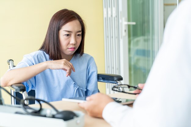 Paciente feminino asiático e médico são consulta