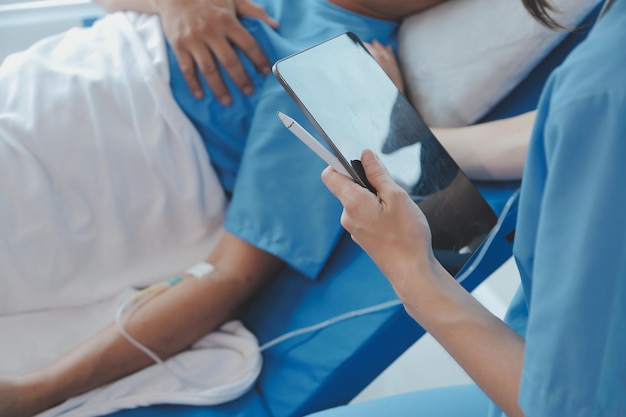 Paciente ferido mostrando pulso e braço quebrados pelo médico com bandagem no consultório do hospital ou pronto-socorro Fratura por entorse por estresse ou lesão por esforço repetitivo na mão Enfermeira ajudando cliente Primeiros socorros