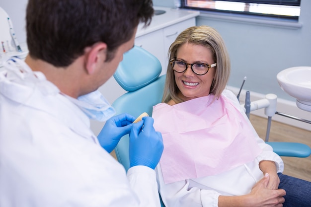 Paciente hablando con el dentista en la clínica médica