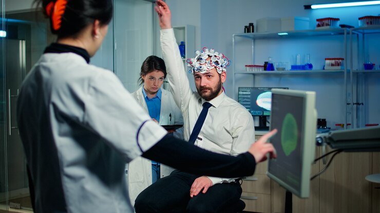 Foto paciente hombre con dispositivo de auriculares de alta tecnología que participa en un experimento neurológico en un laboratorio tecnológicamente avanzado que prueba las reacciones físicas y el sistema nervioso