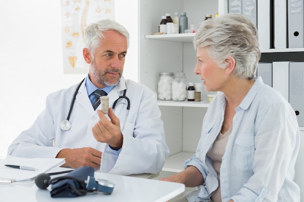 Paciente idoso feminino que visita um médico