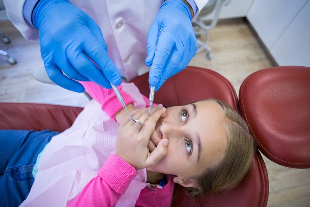 Paciente jovem assustado durante um check-up dentário