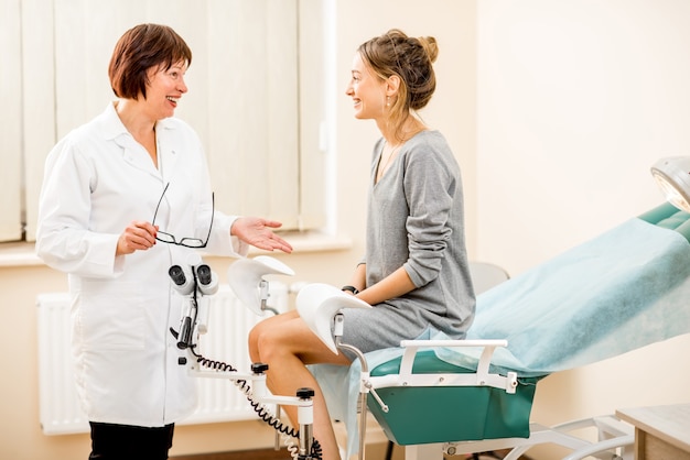 Paciente jovem com um ginecologista sênior durante a consulta no consultório ginecológico