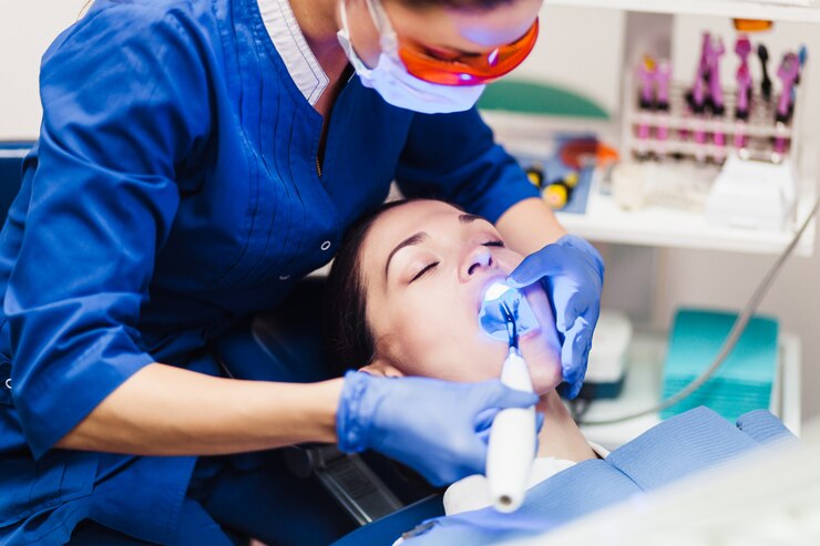 Foto paciente jovem em uma recepção no dentista