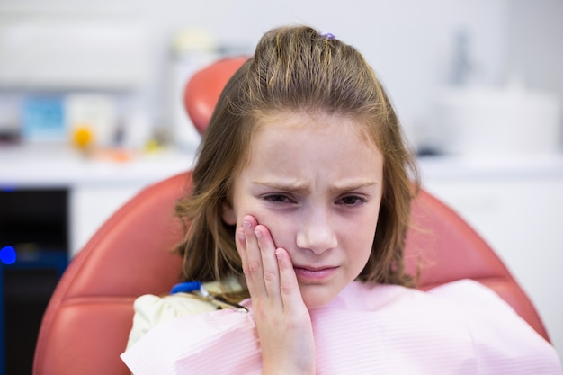 Foto paciente jovem infeliz com dor de dente