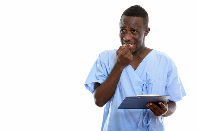 Paciente jovem negro africano pensativo segurando uma prancheta