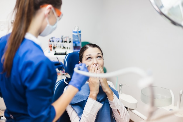 Paciente jovem tem medo de tratamento dentário