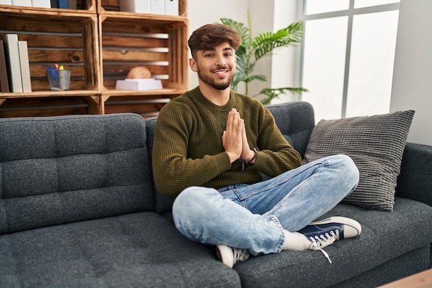 Paciente joven árabe haciendo ejercicio de yoga en el centro de psicología