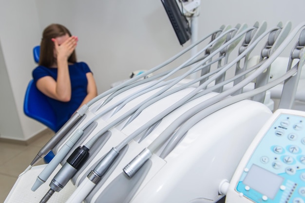 Paciente joven esperando a un médico en una silla dental en la clínica