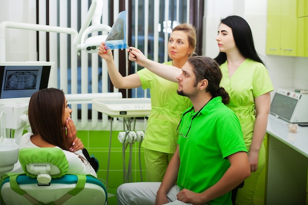 Foto paciente joven visitando la oficina del dentista