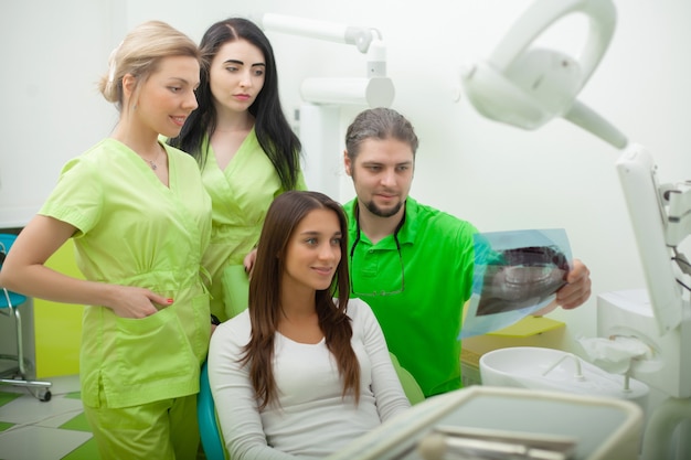 Paciente joven visitando la oficina del dentista