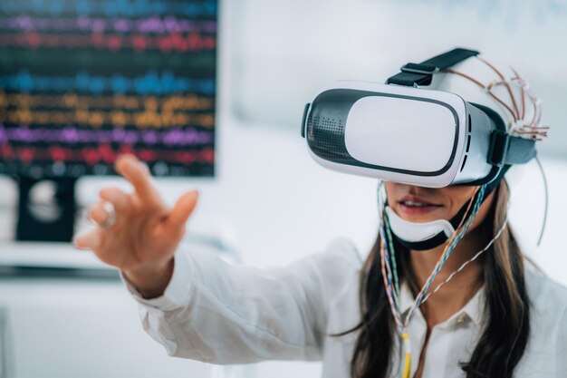 Paciente de laboratorio de neurociencia con gafas de realidad virtual y gorra de ondas cerebrales EEG