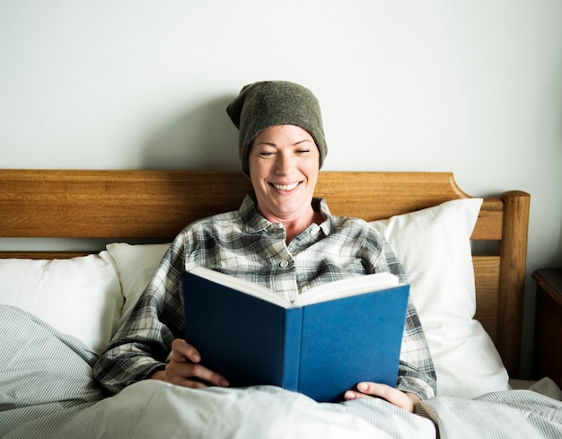 Paciente leyendo en la cama