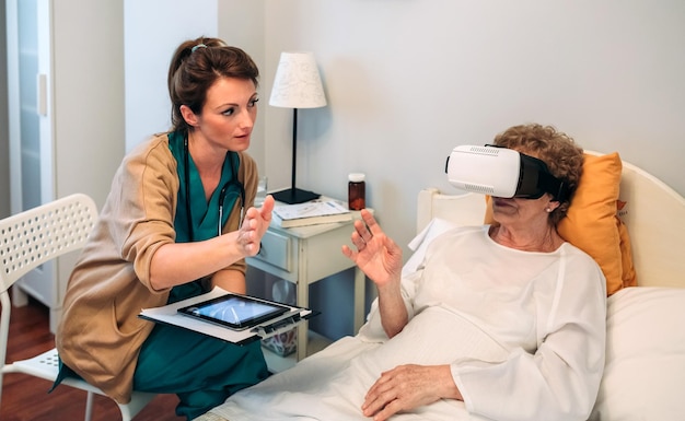 Paciente mais velha usando óculos de realidade virtual para ver sua coluna enquanto a médica explica