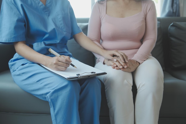 Paciente masculino que consulta con un médico o psiquiatra que trabaja en un examen de diagnóstico sobre enfermedades de salud o enfermedades mentales de los hombres en una clínica médica o en un centro de servicios de salud mental hospitalario