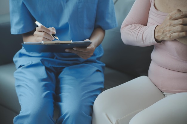 Paciente masculino que consulta con un médico o psiquiatra que trabaja en un examen de diagnóstico sobre enfermedades de salud o enfermedades mentales de los hombres en una clínica médica o en un centro de servicios de salud mental hospitalario