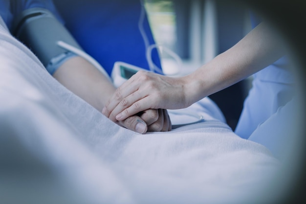 Paciente masculino que consulta con un médico o psiquiatra que trabaja en un examen de diagnóstico sobre enfermedades de salud o enfermedades mentales de los hombres en una clínica médica o en un centro de servicios de salud mental hospitalario