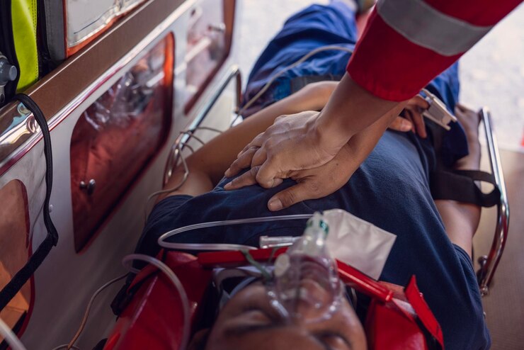 Foto el paciente masculino tuvo un accidente. la ambulancia y el equipo de rescate llegaron para brindar primeros auxilios.