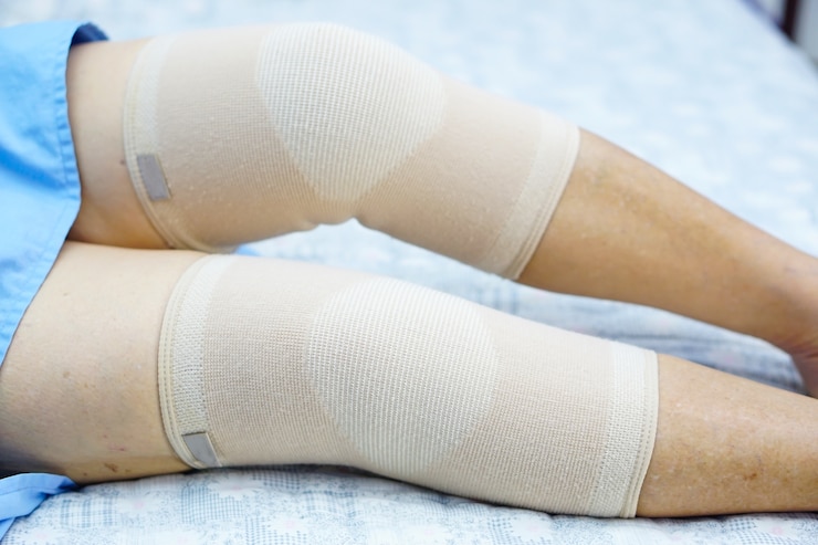 Foto paciente mayor o mayor asiático de la mujer de la señora mayor con la junta del dolor de la ayuda de la rodilla.