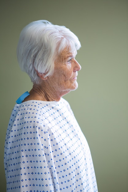 Foto paciente mayor de pie en el hospital